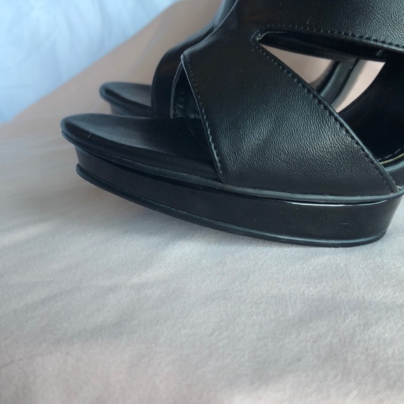 Express Cut our Bootie 🔥🔥🔥 - Picture 4 of 8